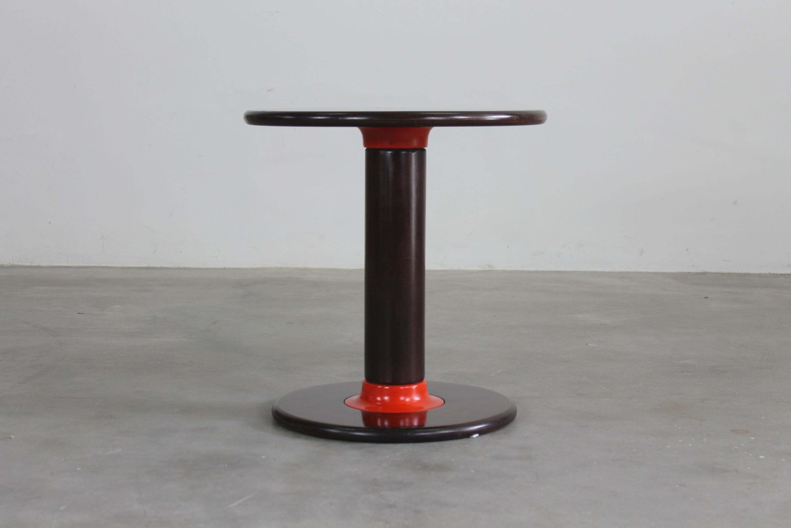 Ettore Sottsass Rocchettone Round Side Table In Walnut Wood By Poltronova 1960s photo vintage