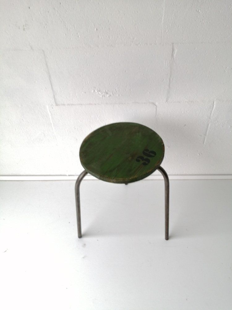 photo vintage Vintage Industriële Zwarte Kruk