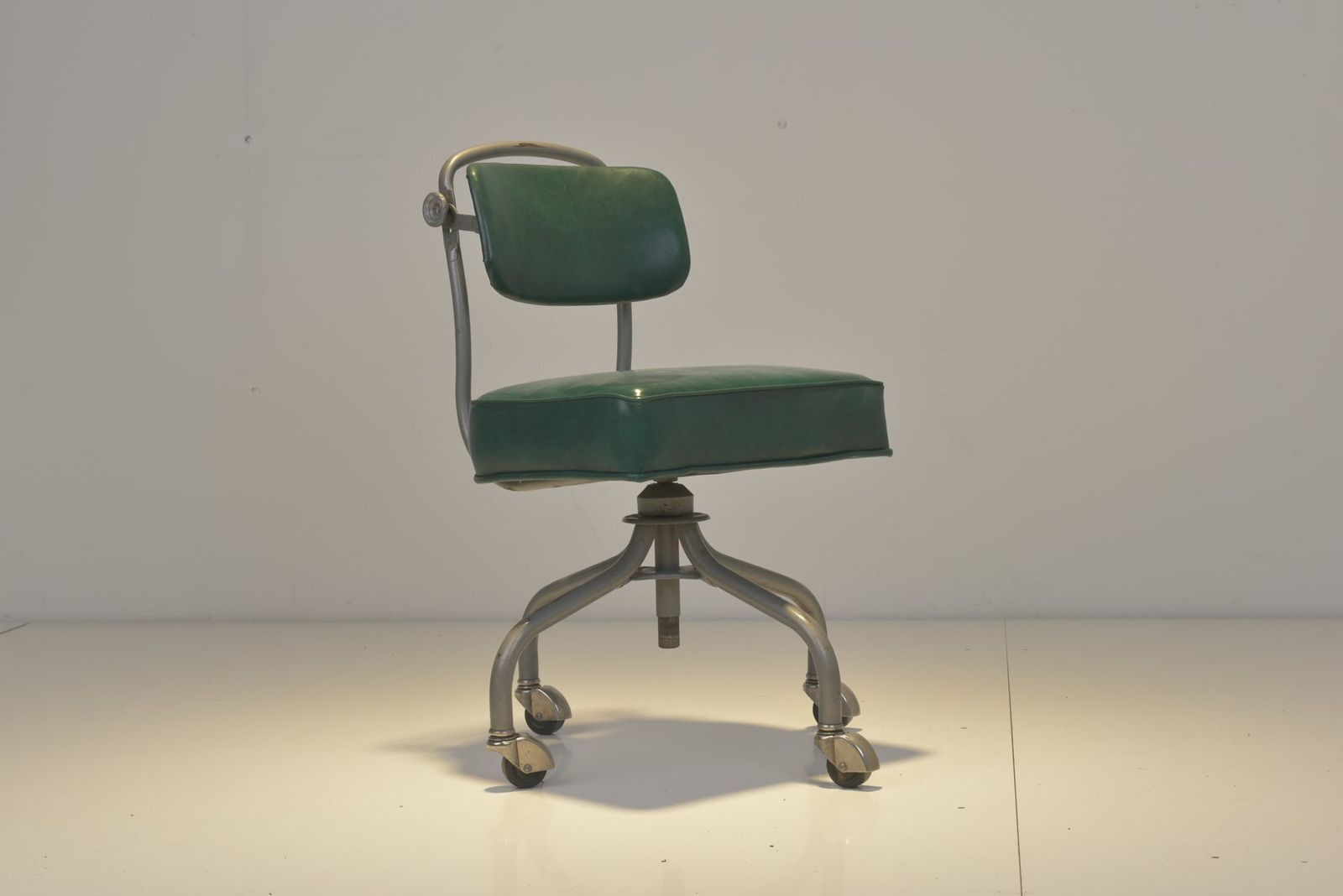photo furniture American Office Chair With Steelcase, 1950