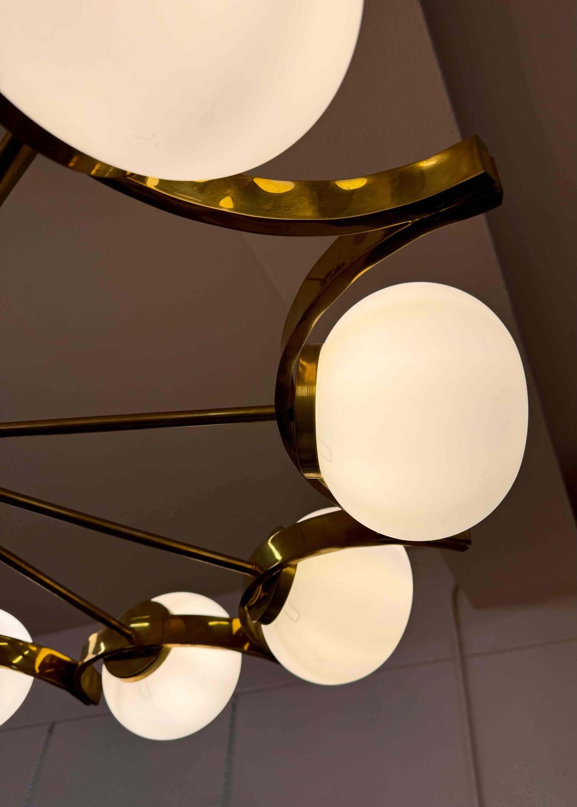 Italian Murano Glass Chandelier With 10 White Spheres And Radial Brass Structure photo vinterior
