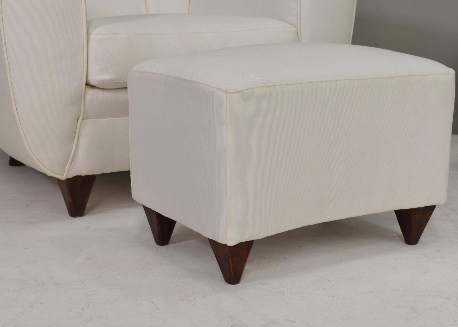 photo vinterior Italia Lounge Armchair With Pouf In Cream White Fabric – Italy, Circa 1940s