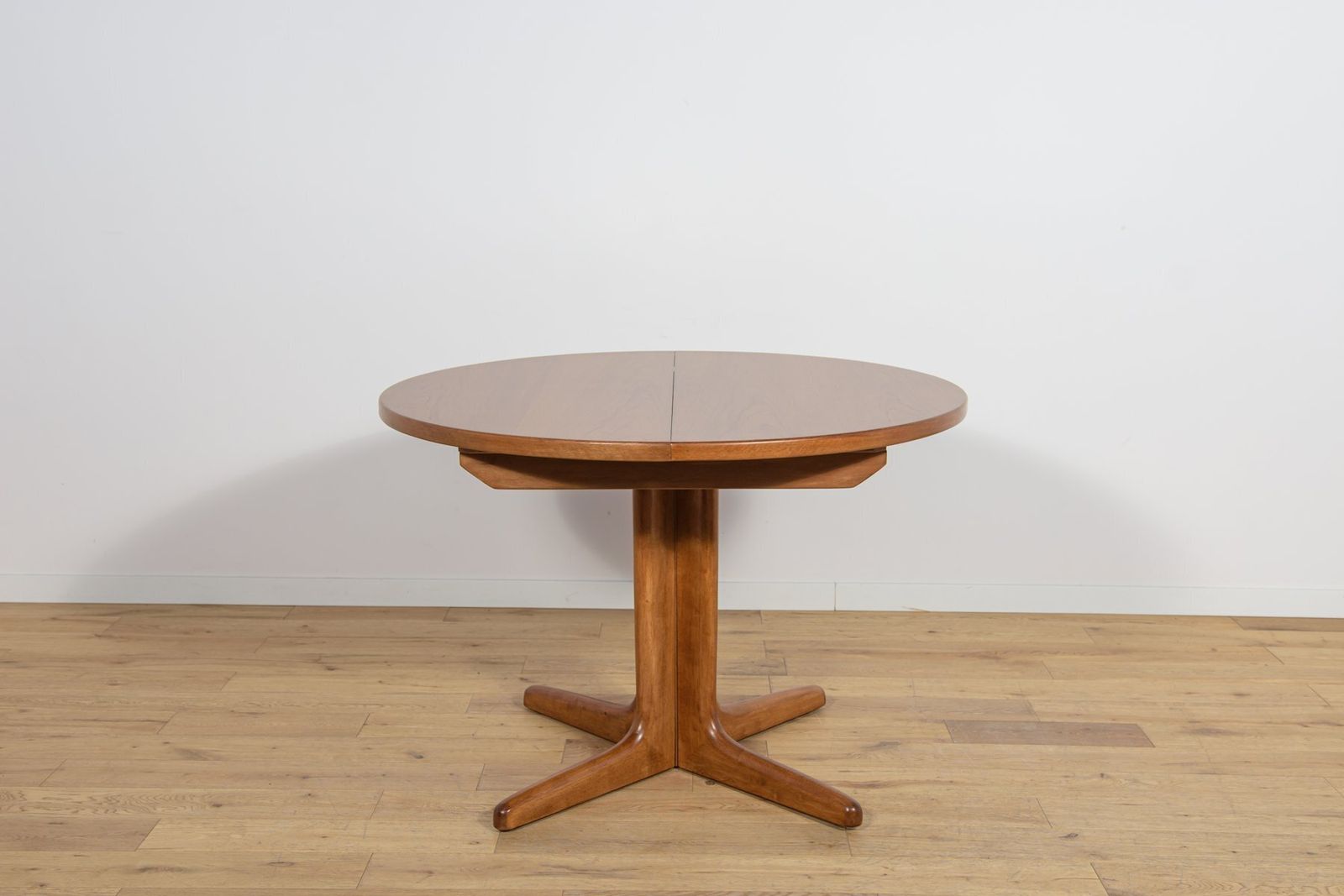 Mid Century Round Walnut Extendable Dining Table, United Kingdom, 1950s photo Furniture