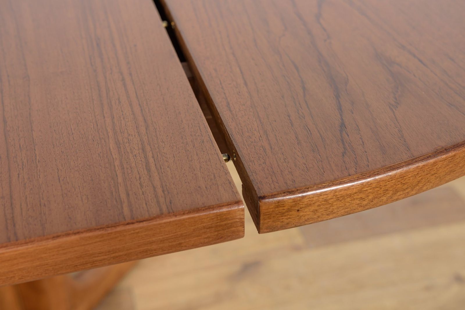 Mid Century Round Walnut Extendable Dining Table, United Kingdom, 1950s photo vinterior