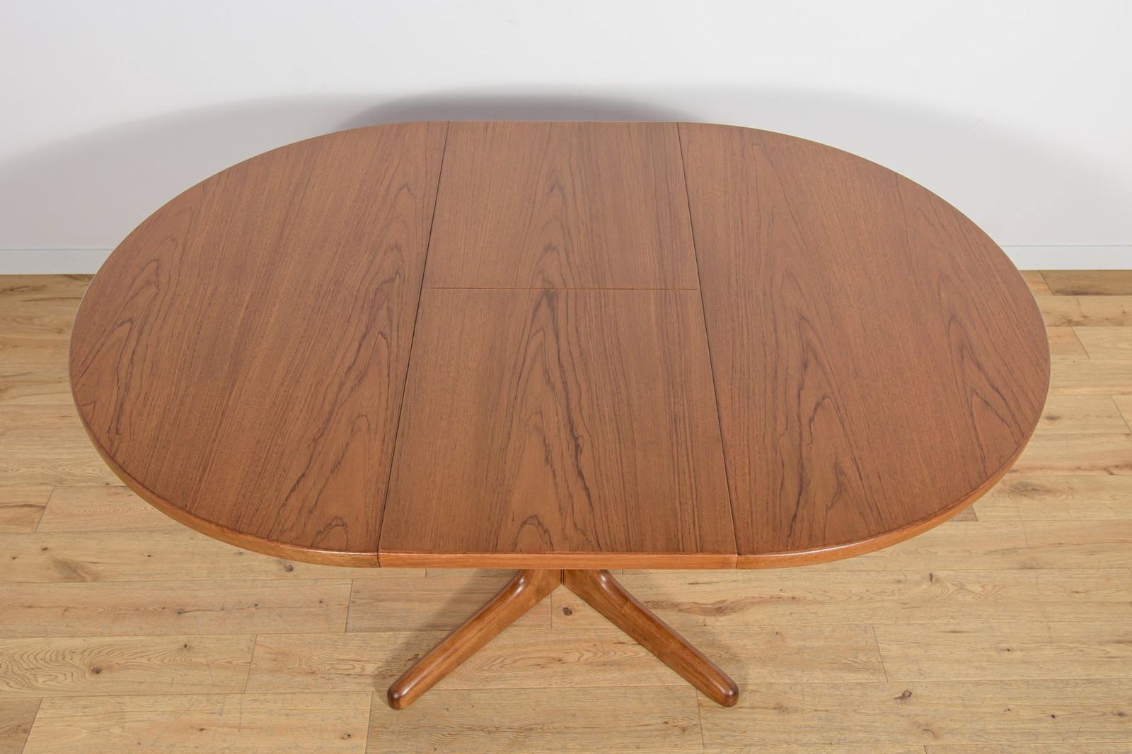 Furniture Mid Century Round Walnut Extendable Dining Table, United Kingdom, 1950s photo
