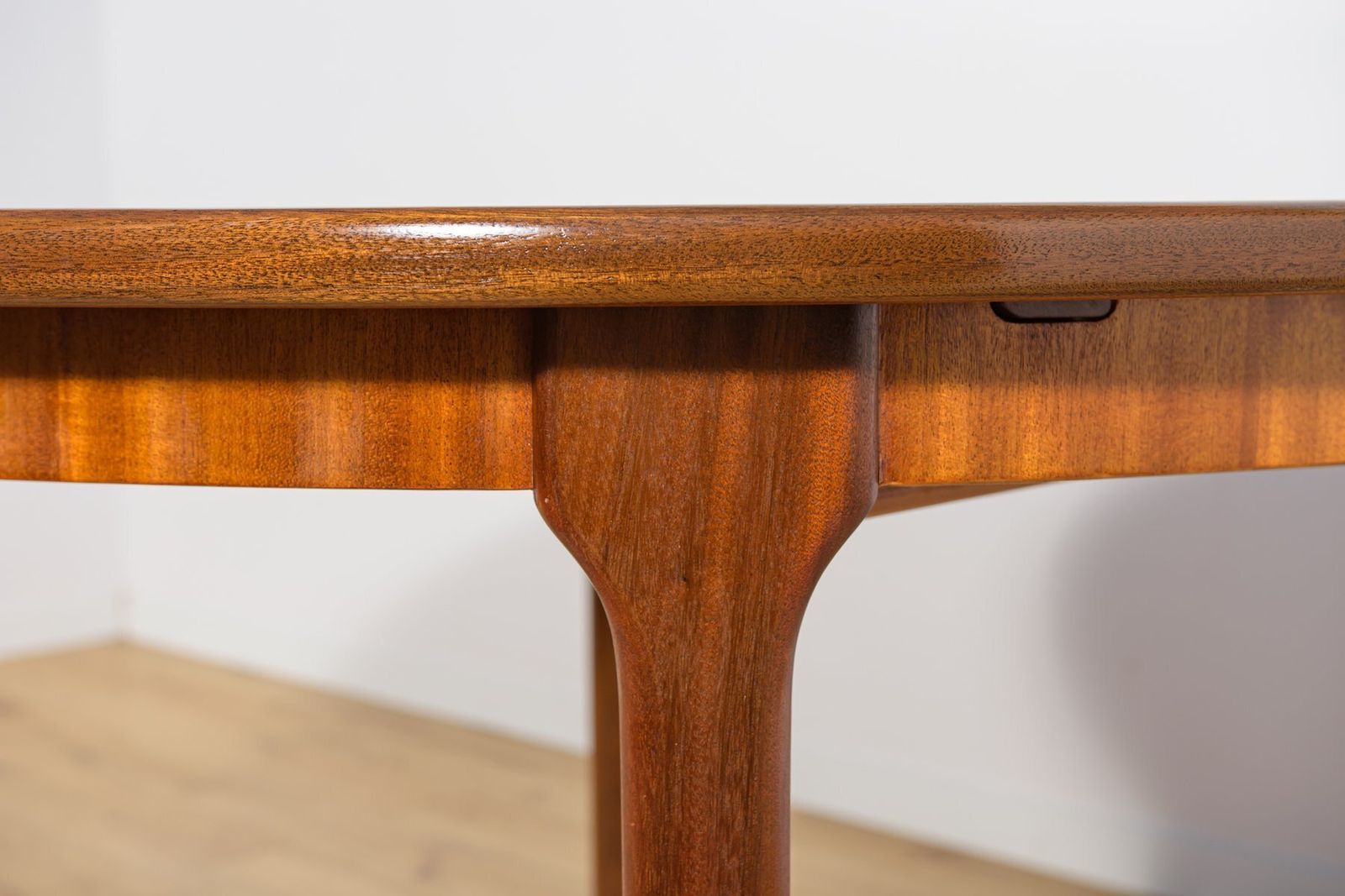 photo vintage Mid Century Round Extendable Dining Table From McIntosh, United Knigdom, 1960s