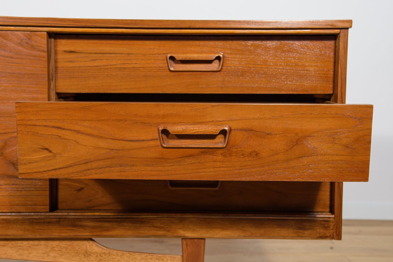 photo furniture Mid Century Teak Sideboard, United Kingdom, 1960s
