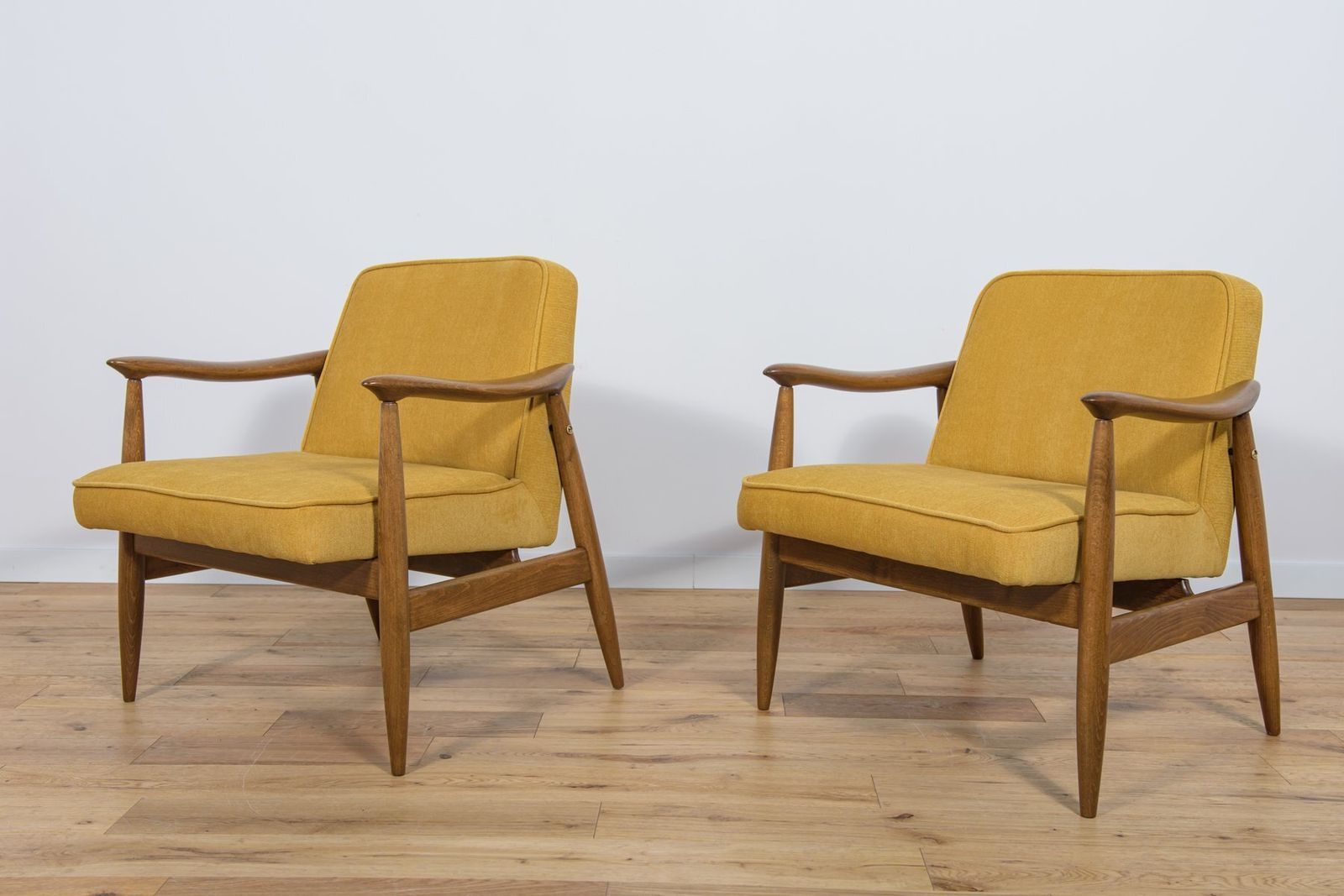 Gfm 87 Armchairs By Juliusz Kedziorek For Gościcińskie Furniture, 1960s, Set Of 2 photo for sale