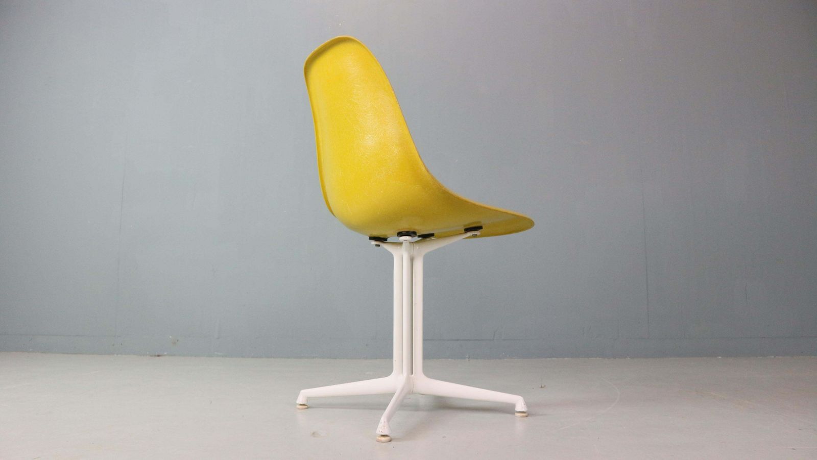 photo vintage Charles & Ray Eames Set Of 4 Yellow "La Fonda" Chairs For Herman Miller, 1960