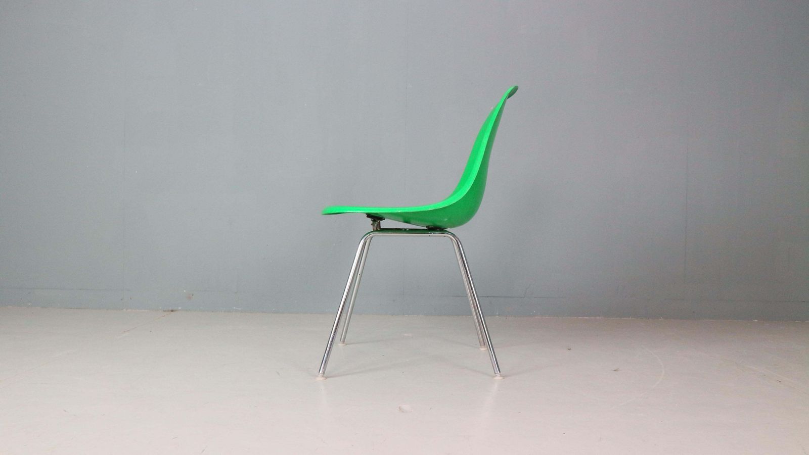 photo vinterior Charles & Ray Eames Set Of 4 Kelly Green "H Base" Chairs For Herman Miller, 1960