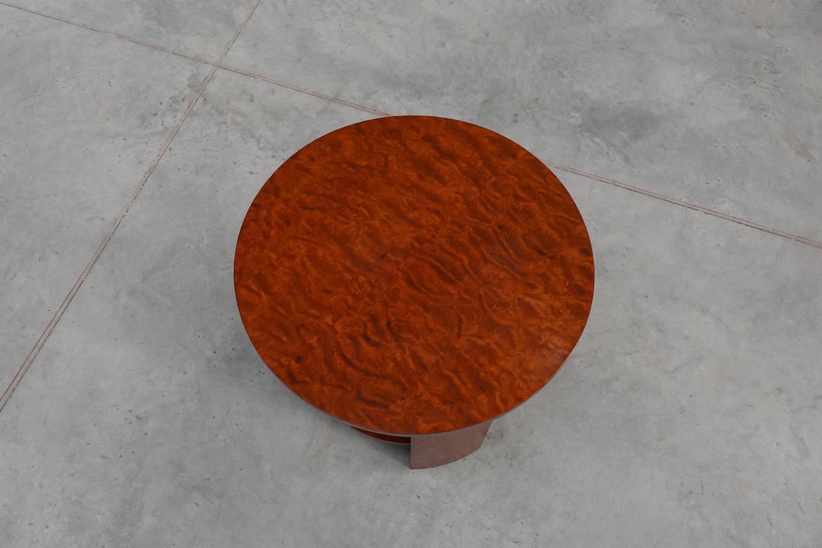 photo furniture Art Deco Round Coffee Table In Burl Veneer, France, 1920s