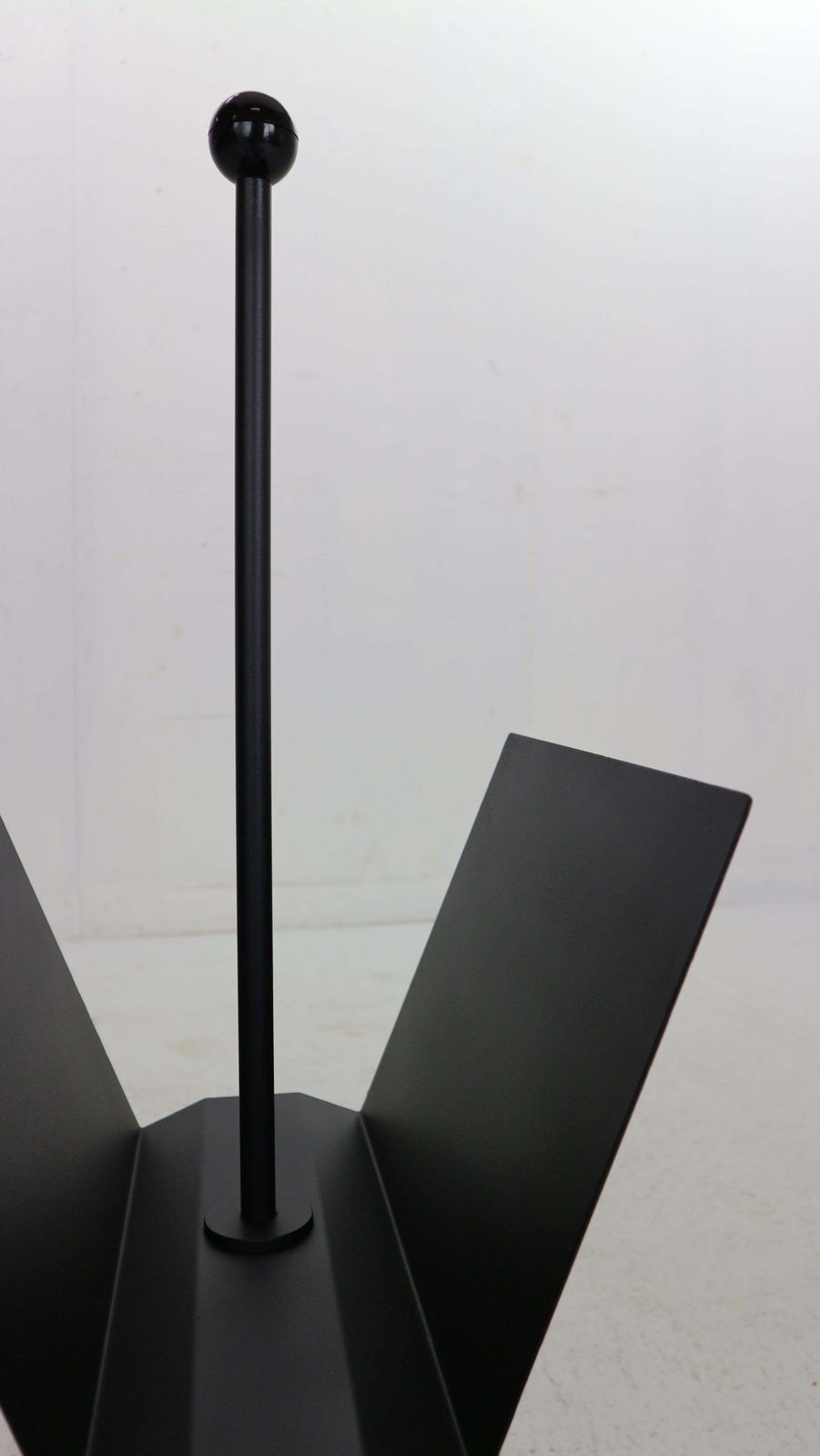 photo vinterior Porada Arredi Black Metal Minimalistic Magazinine Rack, 1980's, Italy