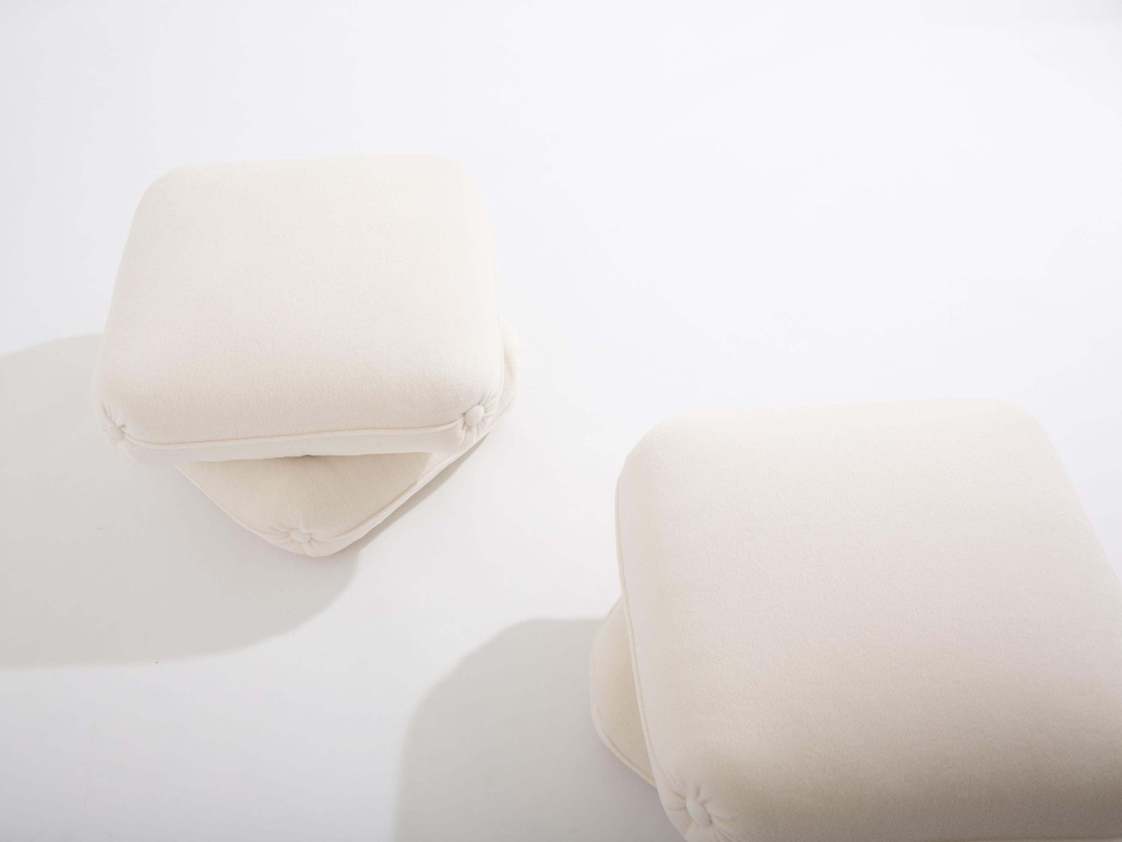 Paire de poufs Jacques Charpentier pour Maison Jansen en alpaga blanc, années 1970 photo buy