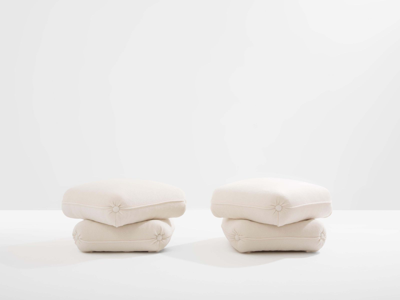 Paire de poufs Jacques Charpentier pour Maison Jansen en alpaga blanc, années 1970 photo vintage
