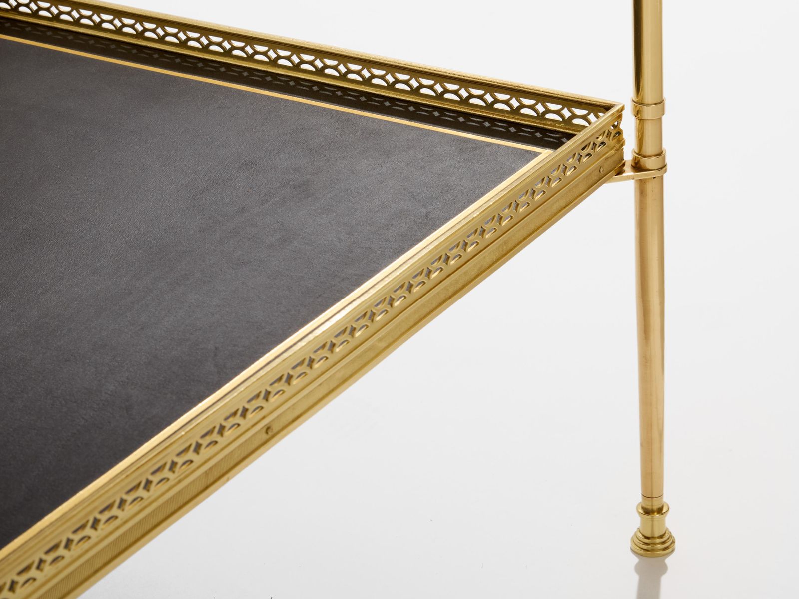photo for sale Paire de tables d'appoint à deux niveaux Maison Jansen en laiton et cuir noir, années 1960