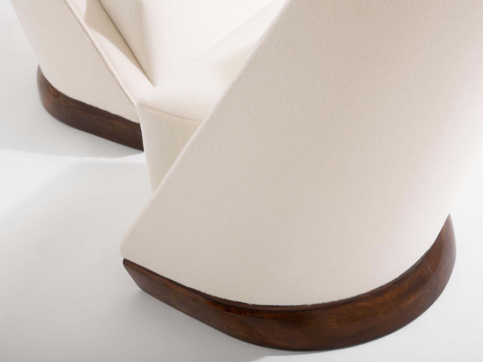 Paire de fauteuils modernistes Louis Sognot en noyer, alpaga blanc, 1927 photo vinterior