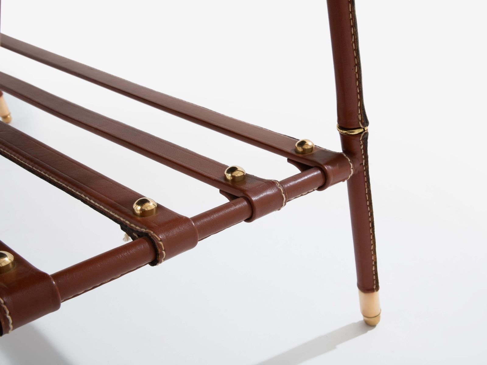 Table basse Jacques Adnet piqué sellier en cuir rouge et laiton, 1950 photo 19726.0