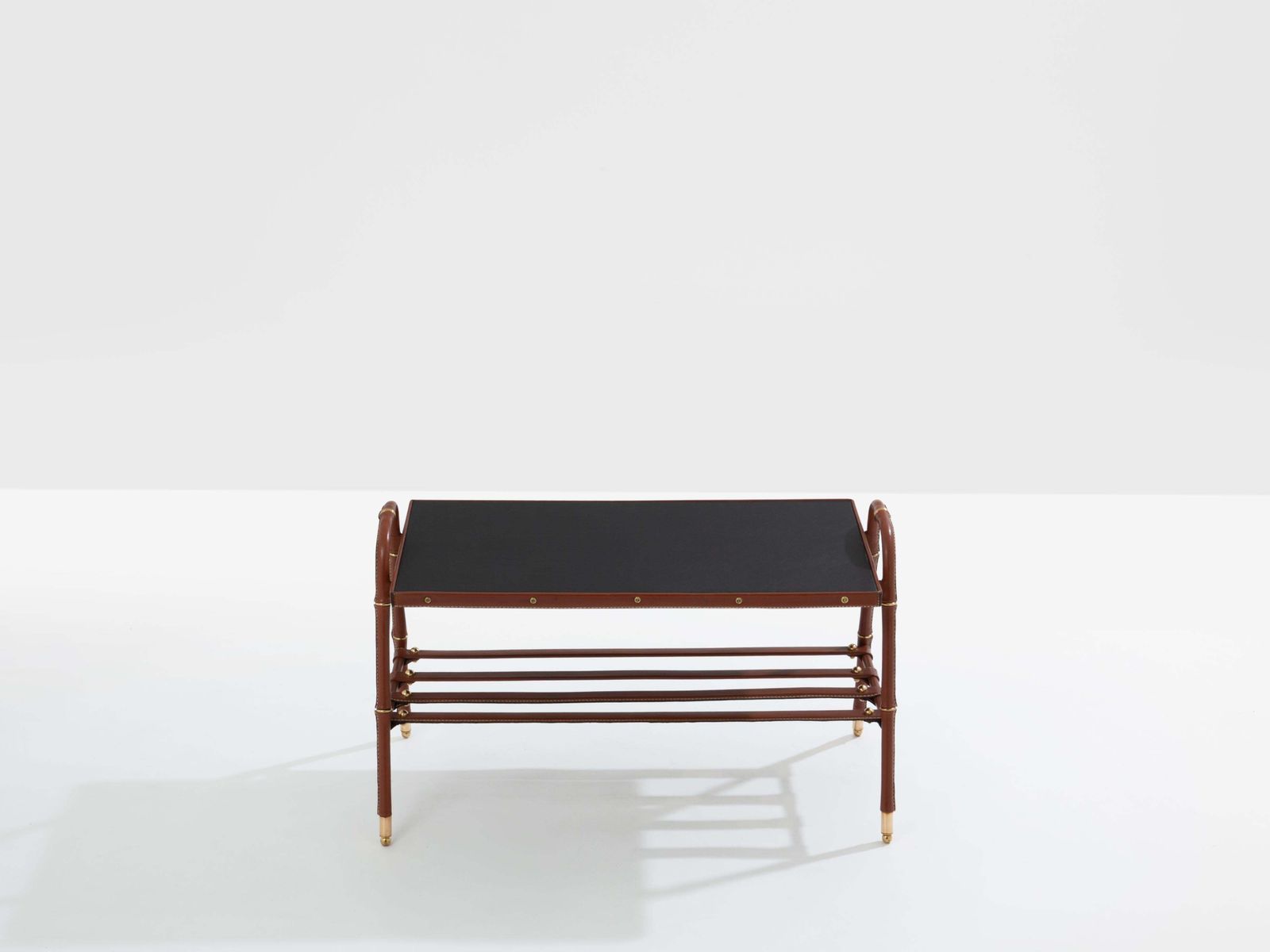 Table basse Jacques Adnet piqué sellier en cuir rouge et laiton, 1950 photo vintage