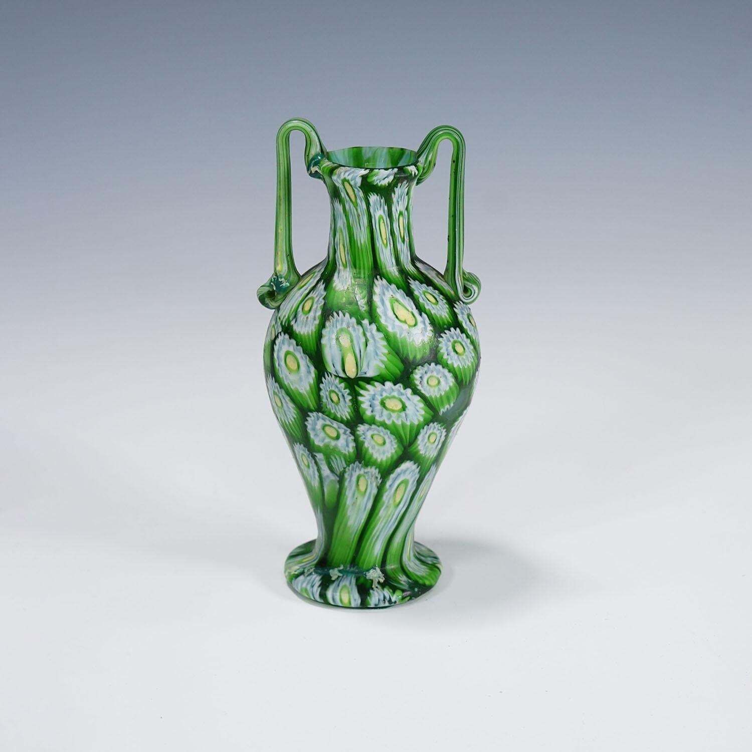 Antiek Millefiori Vaas Groen Met Handvatten, Fratelli Toso Murano Ca. 1920s photo for sale