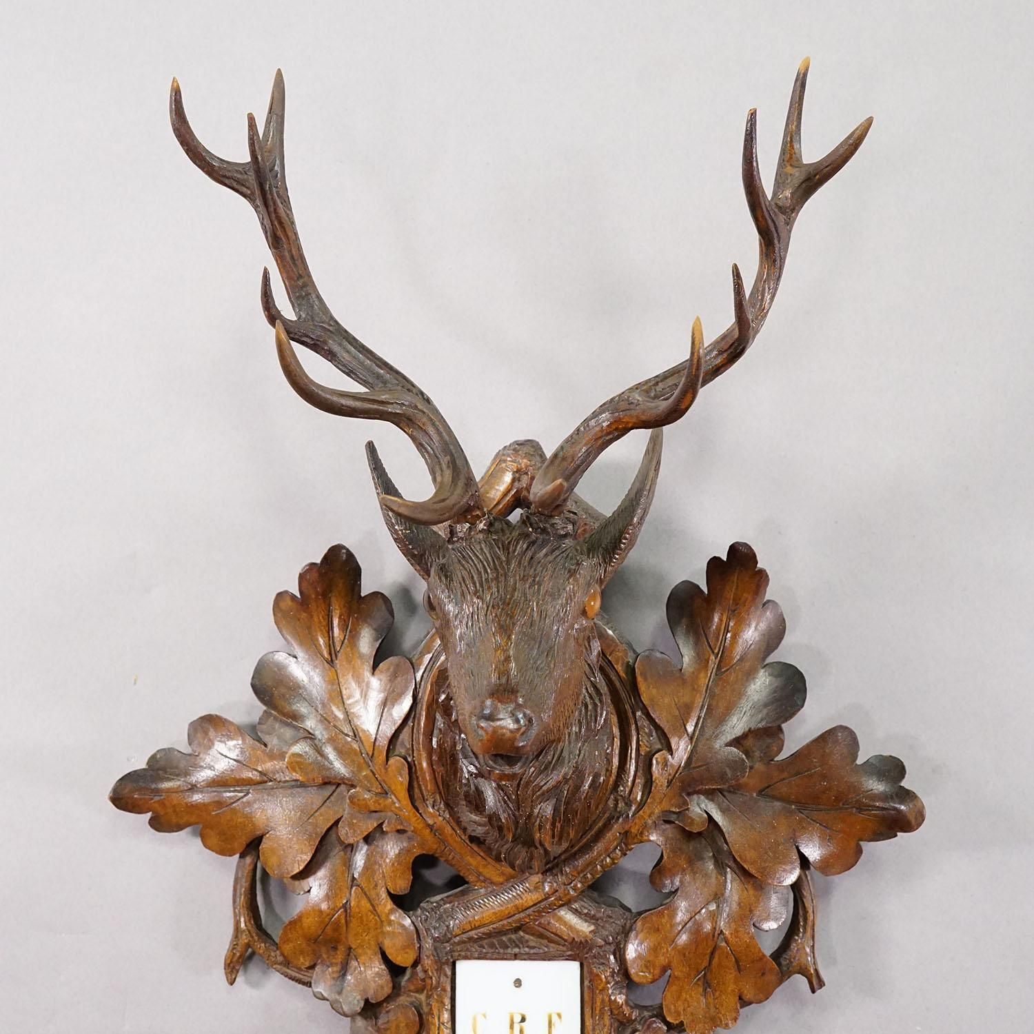 Groot Houten Gesneden Zwarte Woud Weerstation Met Hert photo Woonaccessoires