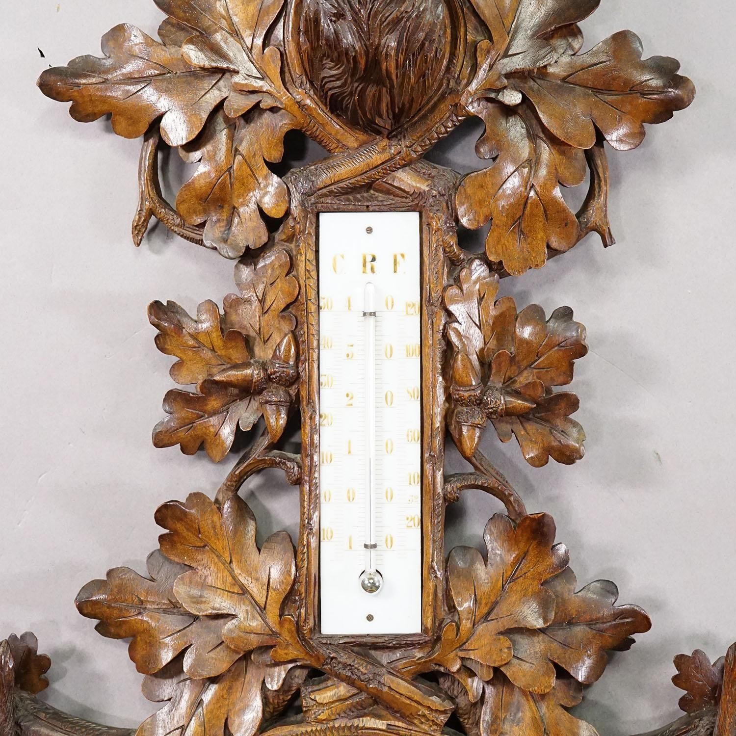 Groot Houten Gesneden Zwarte Woud Weerstation Met Hert photo 2630.0