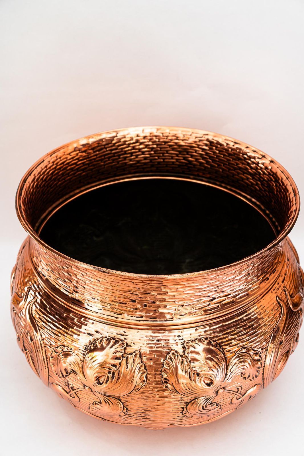 photo vinterior Very Big Floral Hammered Jugendstil Copper Palm Pot Vienna Around 1908