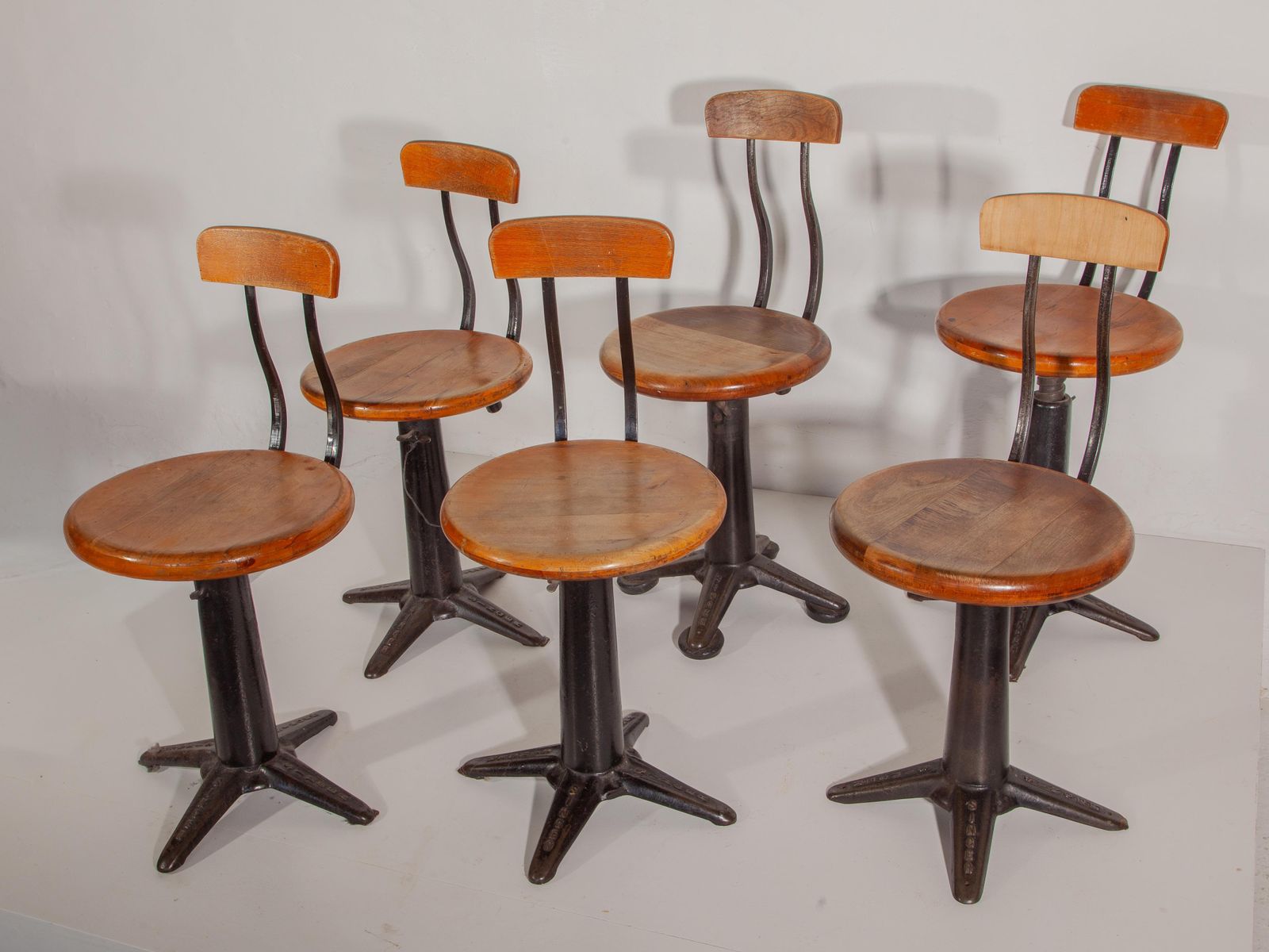 photo vinterior Antique Set Of Six Industrial Singer Sewing Adjustable Chairs, Stools, 1920s