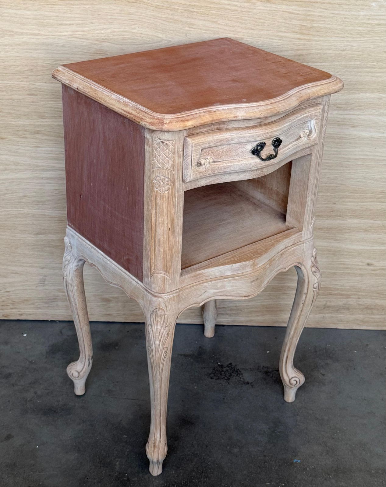 Paire de tables de chevet françaises en noyer blanchi sculpté à deux tiroirs photo 2180.0