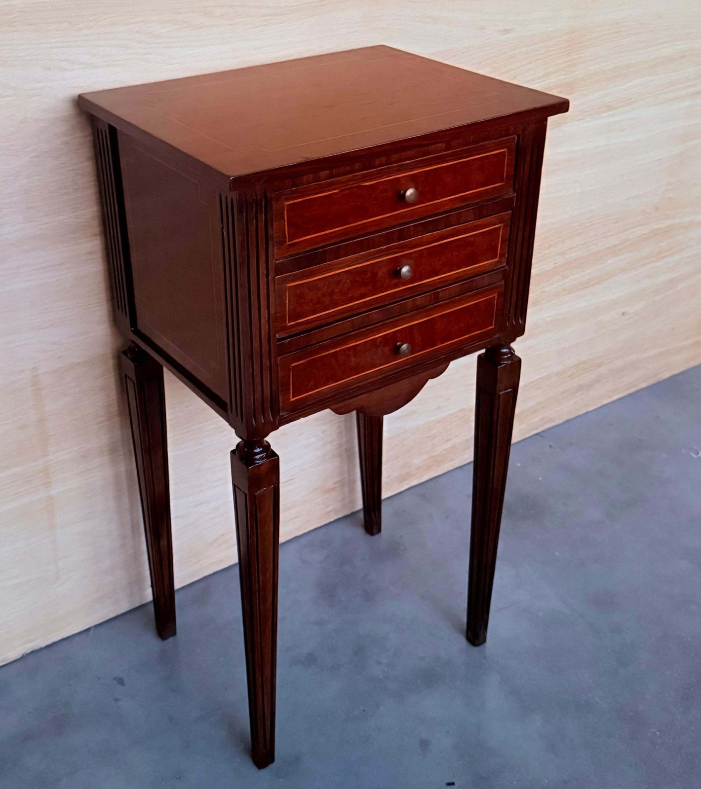 Paire de tables de chevet françaises en marqueterie à trois tiroirs et ferrures en bronze photo vinterior