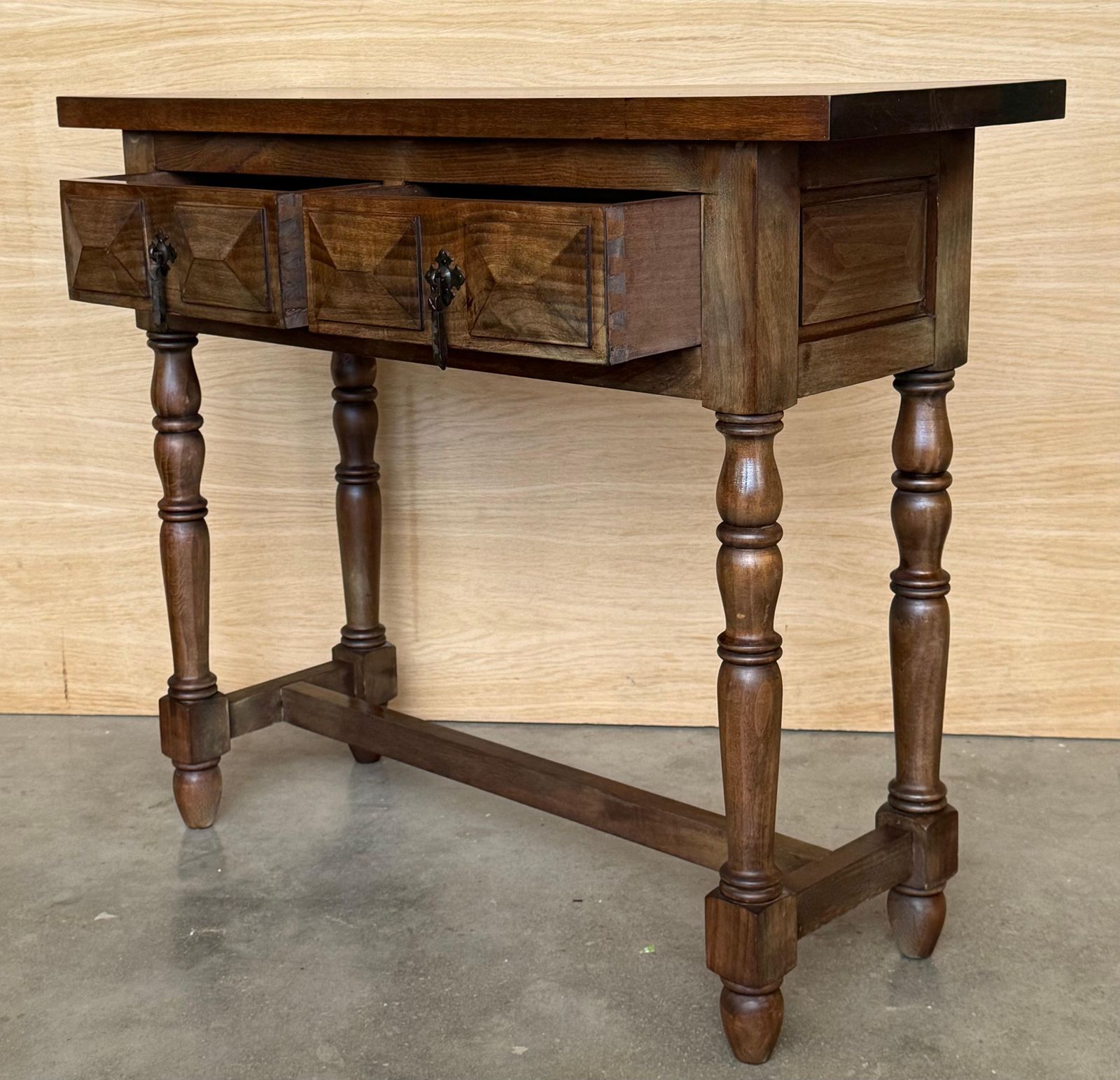 photo furniture Console espagnole à deux tiroirs sculptés, années 1900