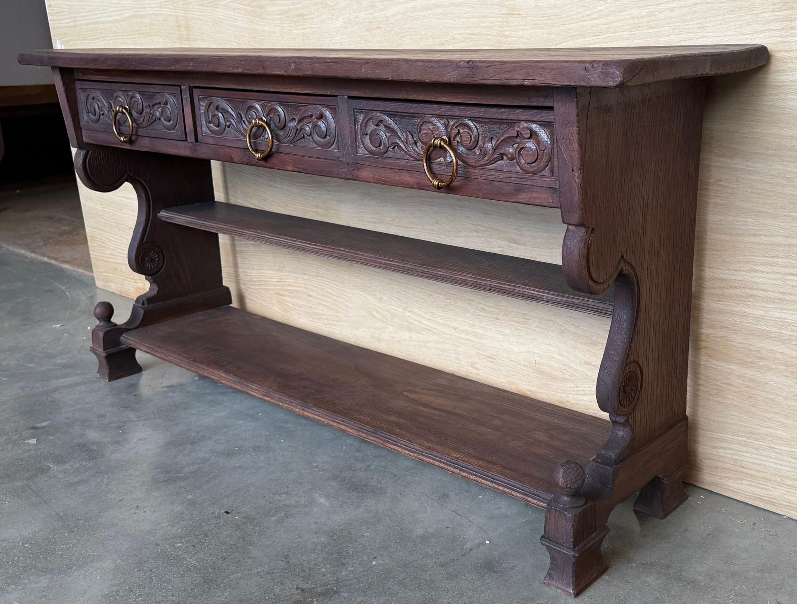 Console catalane espagnole en noyer sculpté à la main, début du XXe siècle photo vinterior