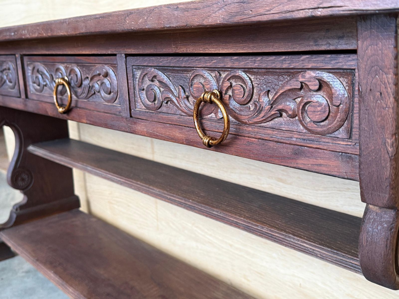 photo furniture Console catalane espagnole en noyer sculpté à la main, début du XXe siècle