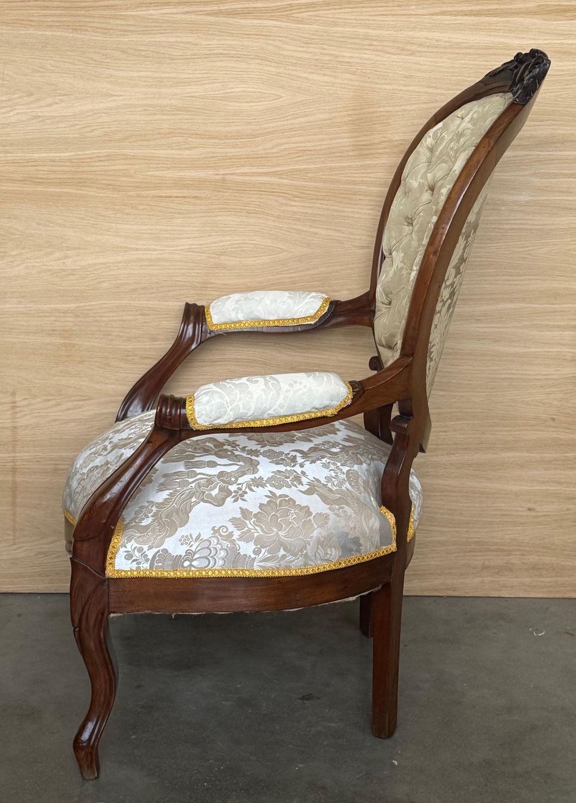 Paire de fauteuils Louis XVI en noyer massif, XIXe siècle, français ~ Fauteuils photo Mobilier