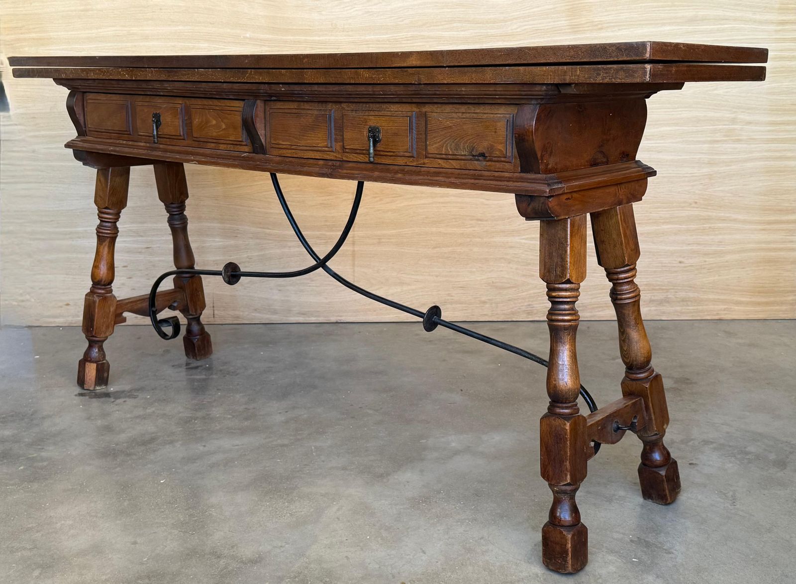 Console espagnole du XXe siècle à abattant, en fer forgé avec deux tiroirs photo buy