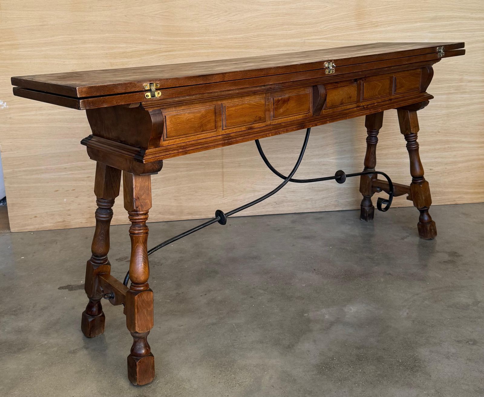 photo furniture Console espagnole du XXe siècle à abattant, en fer forgé avec deux tiroirs