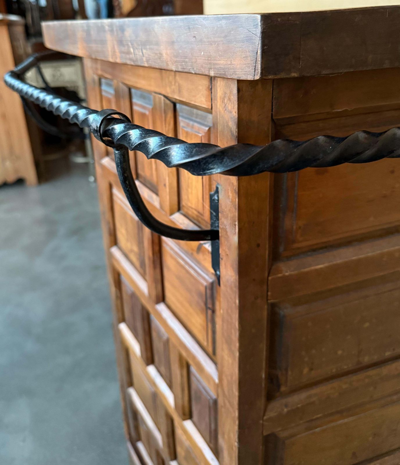 Comptoir de drapier espagnol en noyer sculpté, Revival castillan, années 1930 photo vinterior