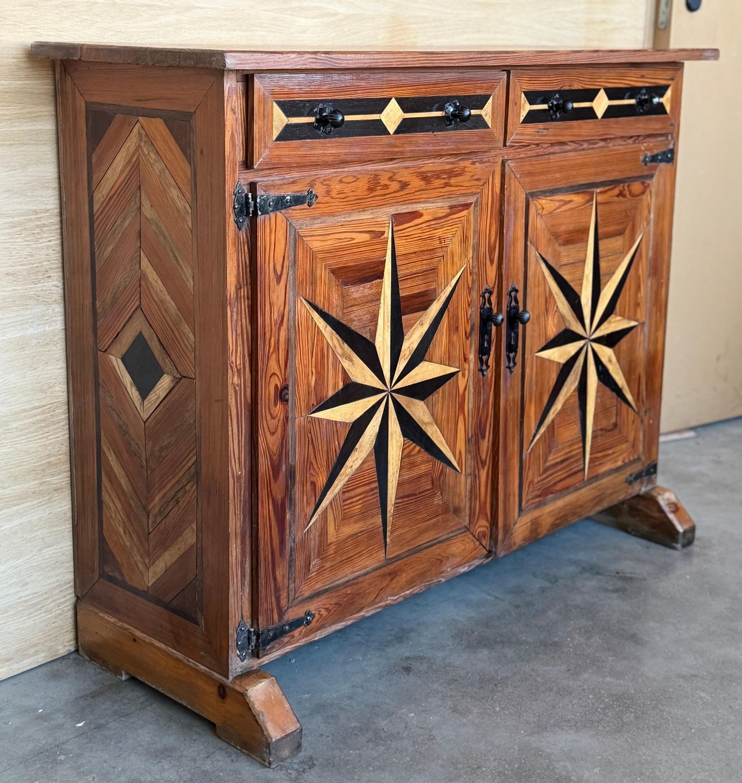 Buffet espagnol en noyer sculpté, deux tiroirs, marqueterie, style toscan, XIXe siècle photo Mobilier