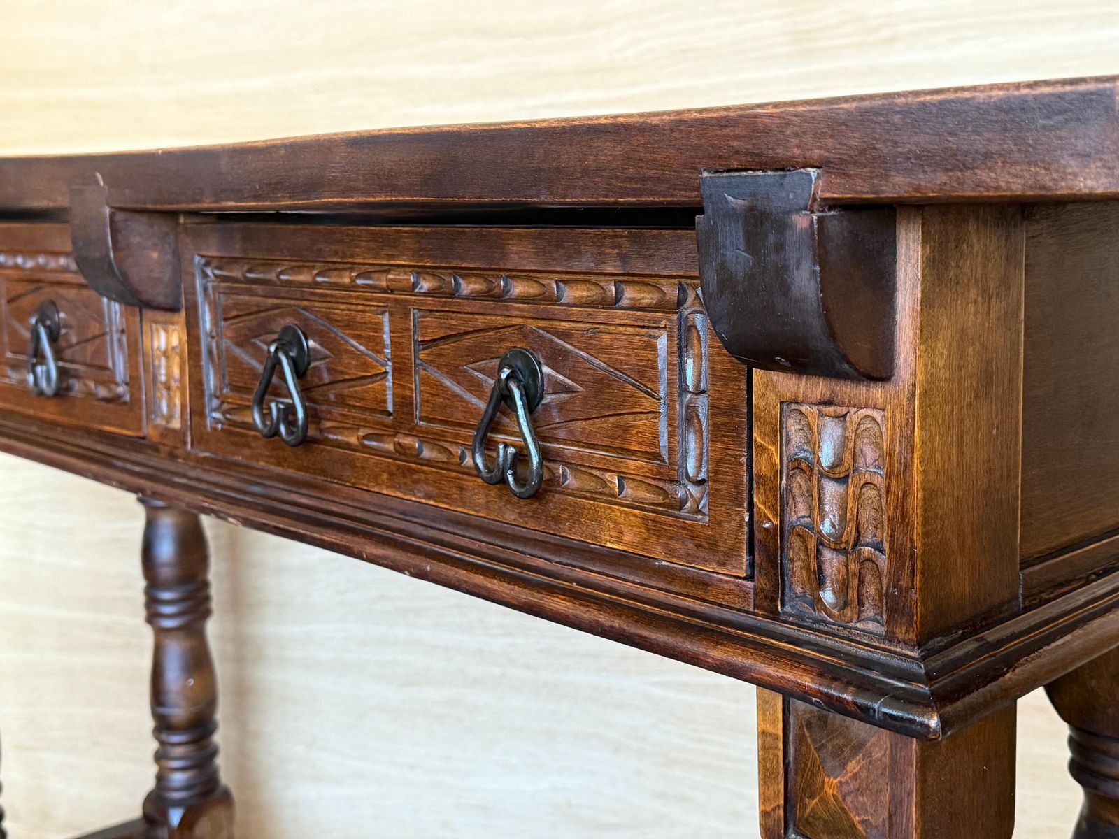 Mobilier Console espagnole du début du XXe siècle, 2 tiroirs, pieds tournés photo