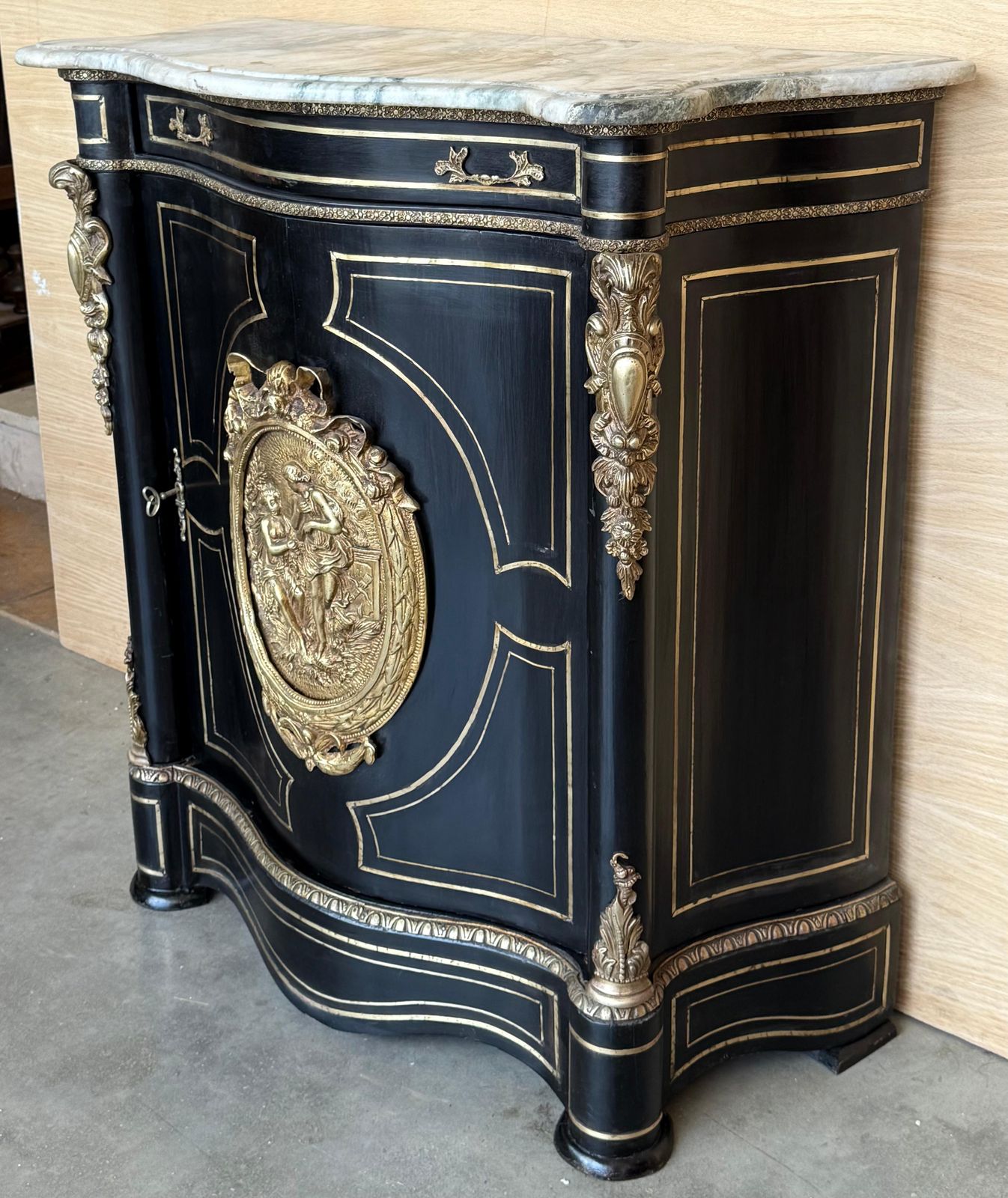 Cabinet français de style Napoléon III, XIXe siècle, avec incrustations métalliques photo for sale