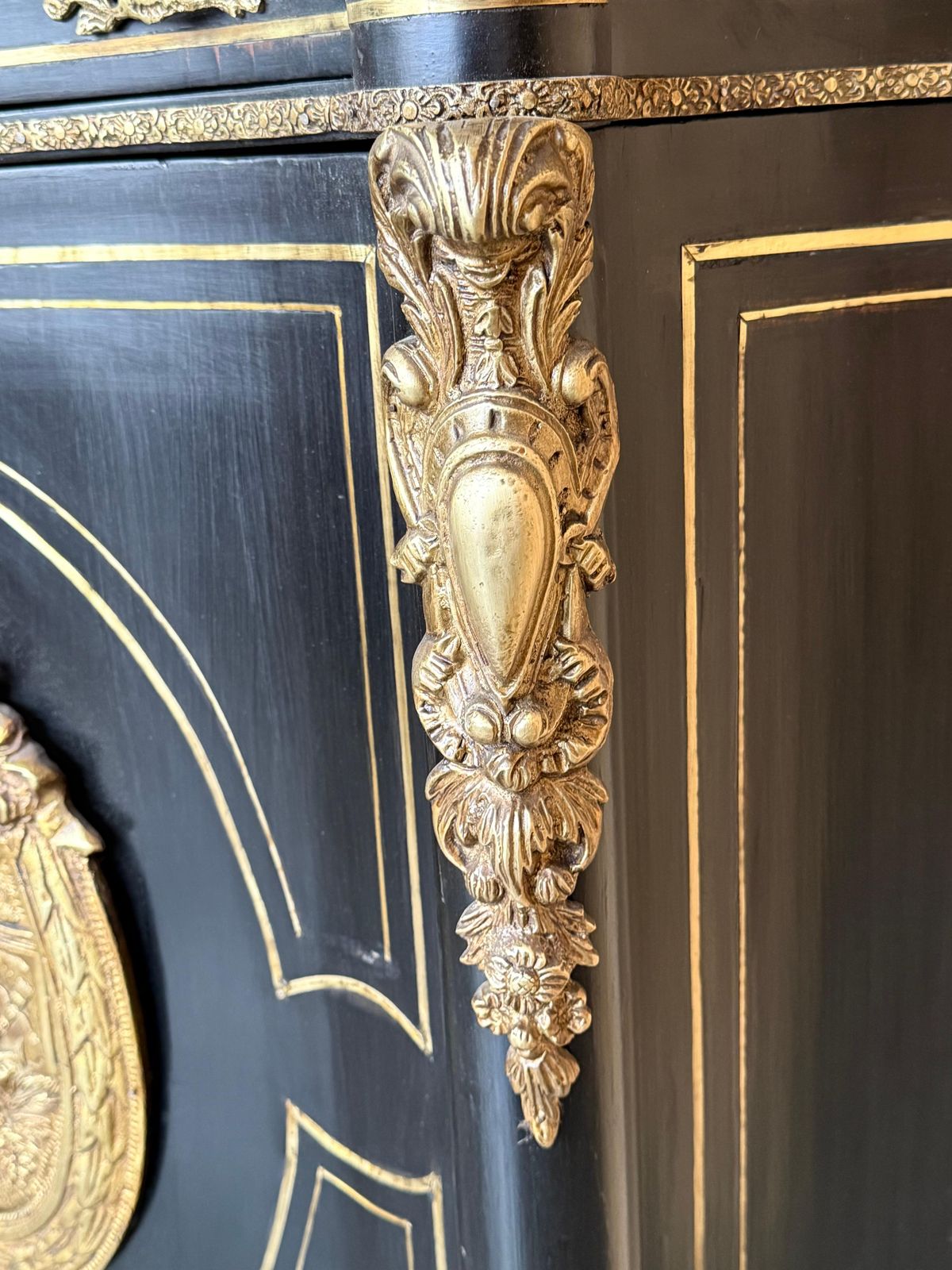 Mobilier Cabinet français de style Napoléon III, XIXe siècle, avec incrustations métalliques photo