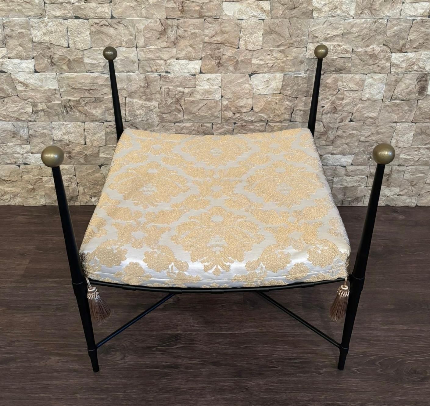 Banc curule en fer forgé noir, tissu damassé or et blanc photo for sale