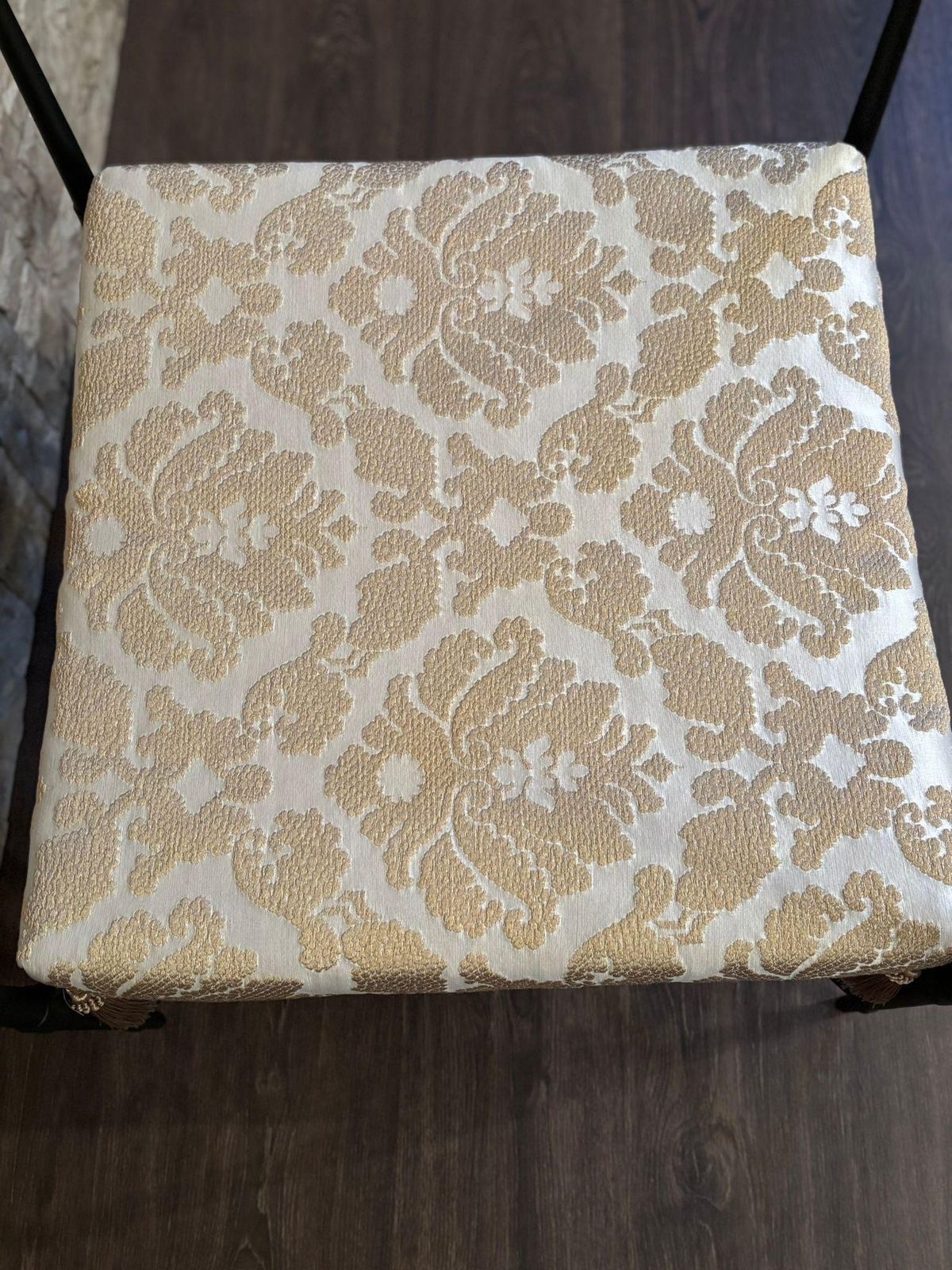 Banc curule en fer forgé noir, tissu damassé or et blanc photo vintage