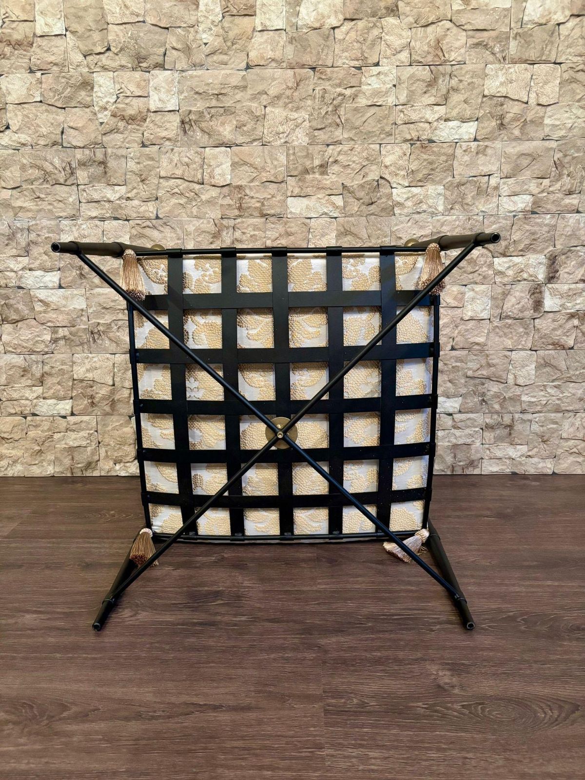 photo furniture Banc curule en fer forgé noir, tissu damassé or et blanc