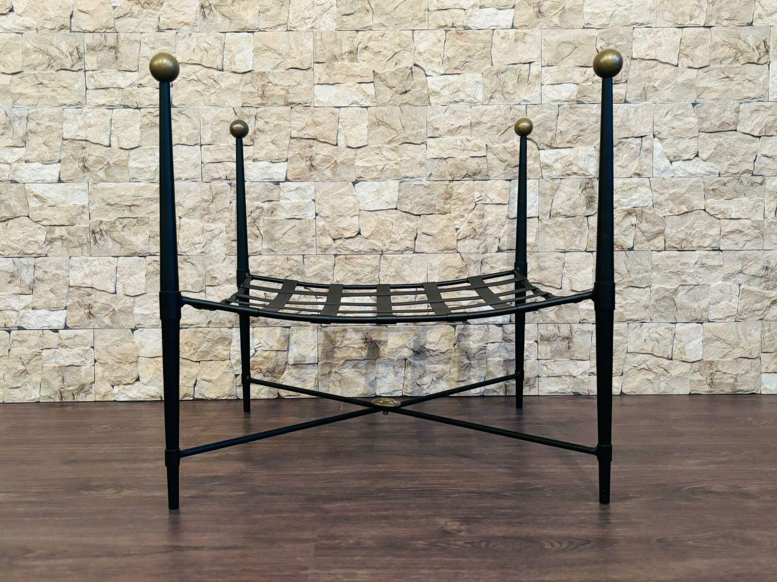 photo for sale Banc curule en fer forgé noir, tissu damassé or et blanc