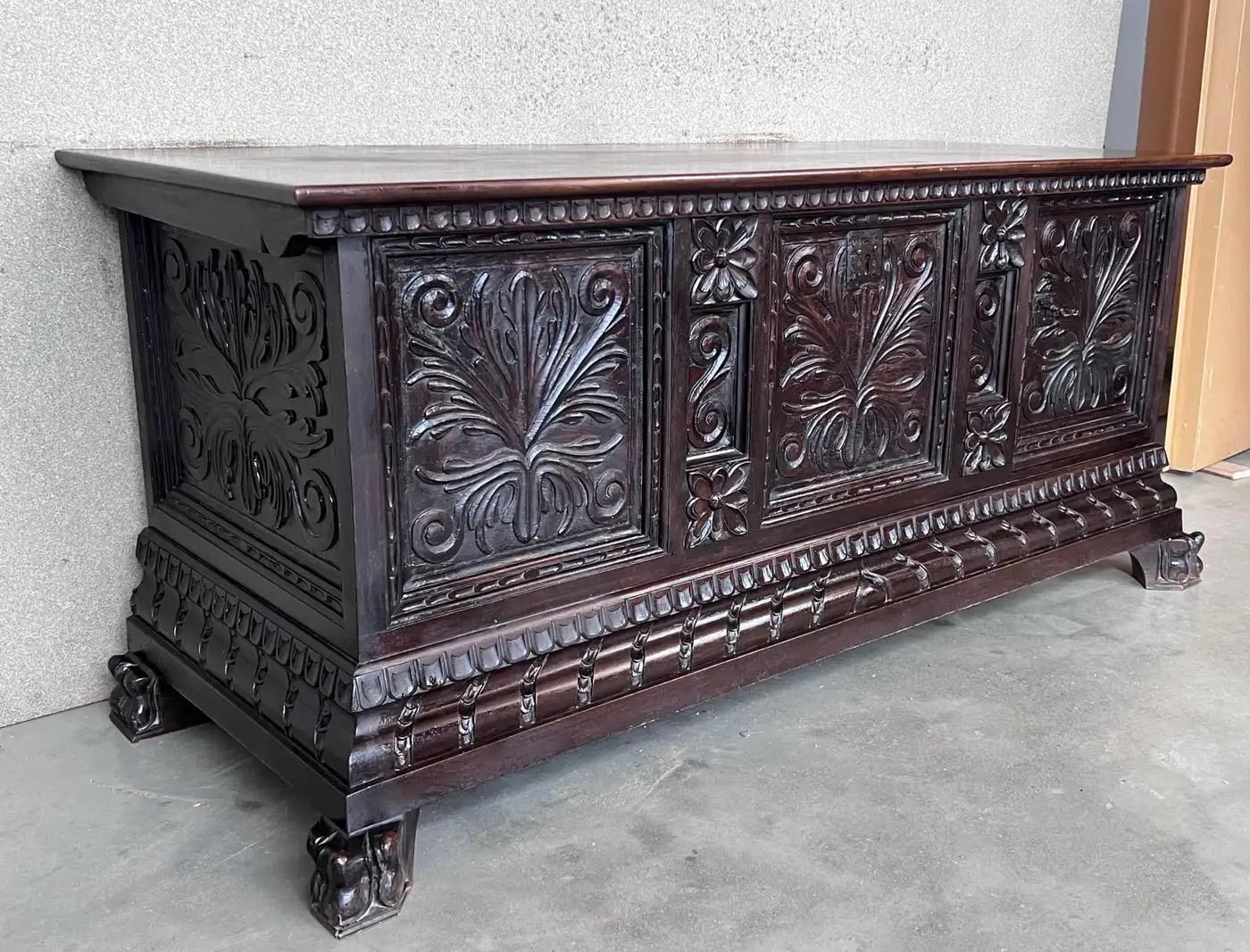 Cassone italien sculpté du XIXe siècle avec quincaillerie d'origine photo furniture