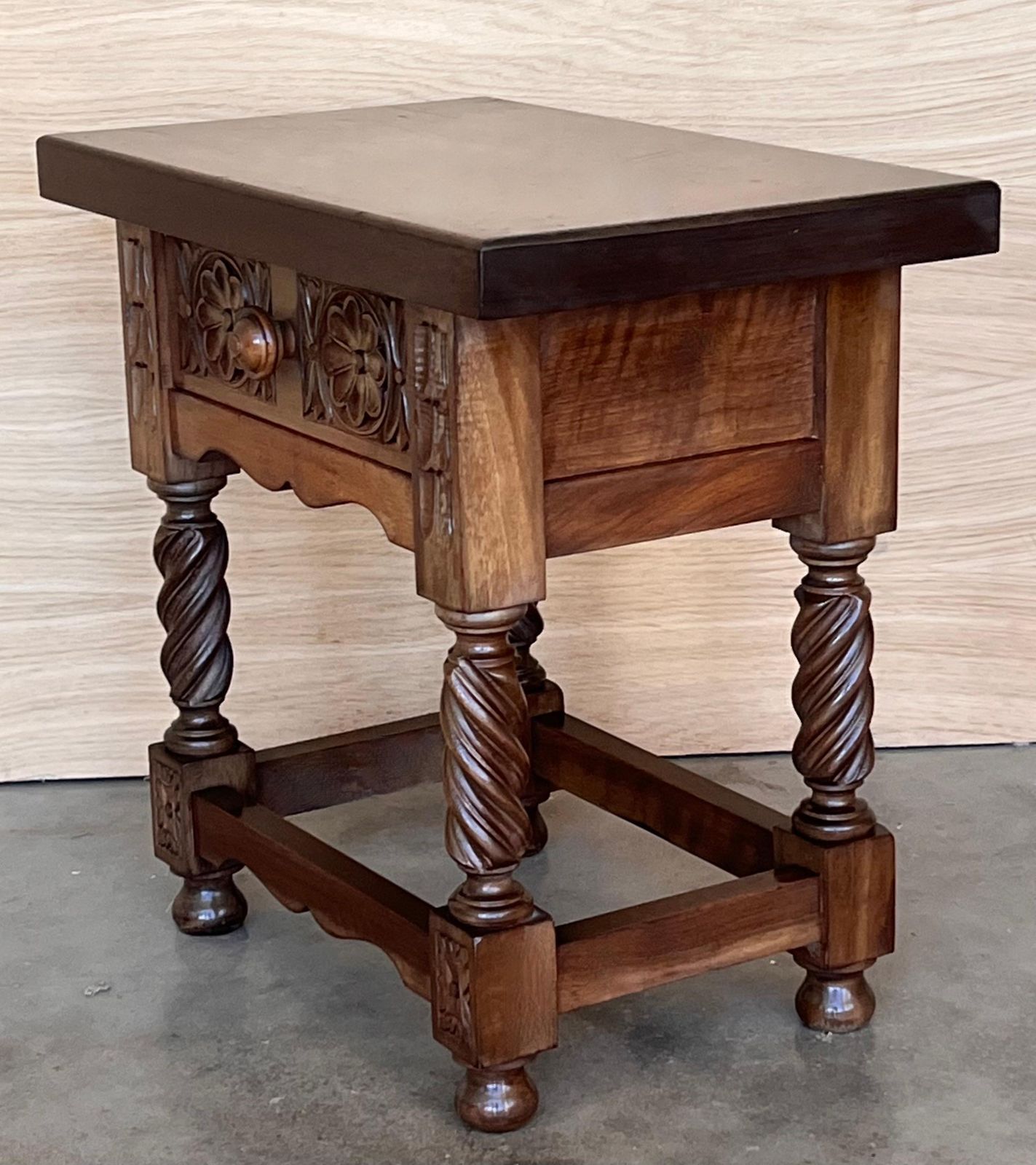 Tables de chevet espagnoles du XXe siècle, tiroirs sculptés et pieds salomoniques photo vinterior
