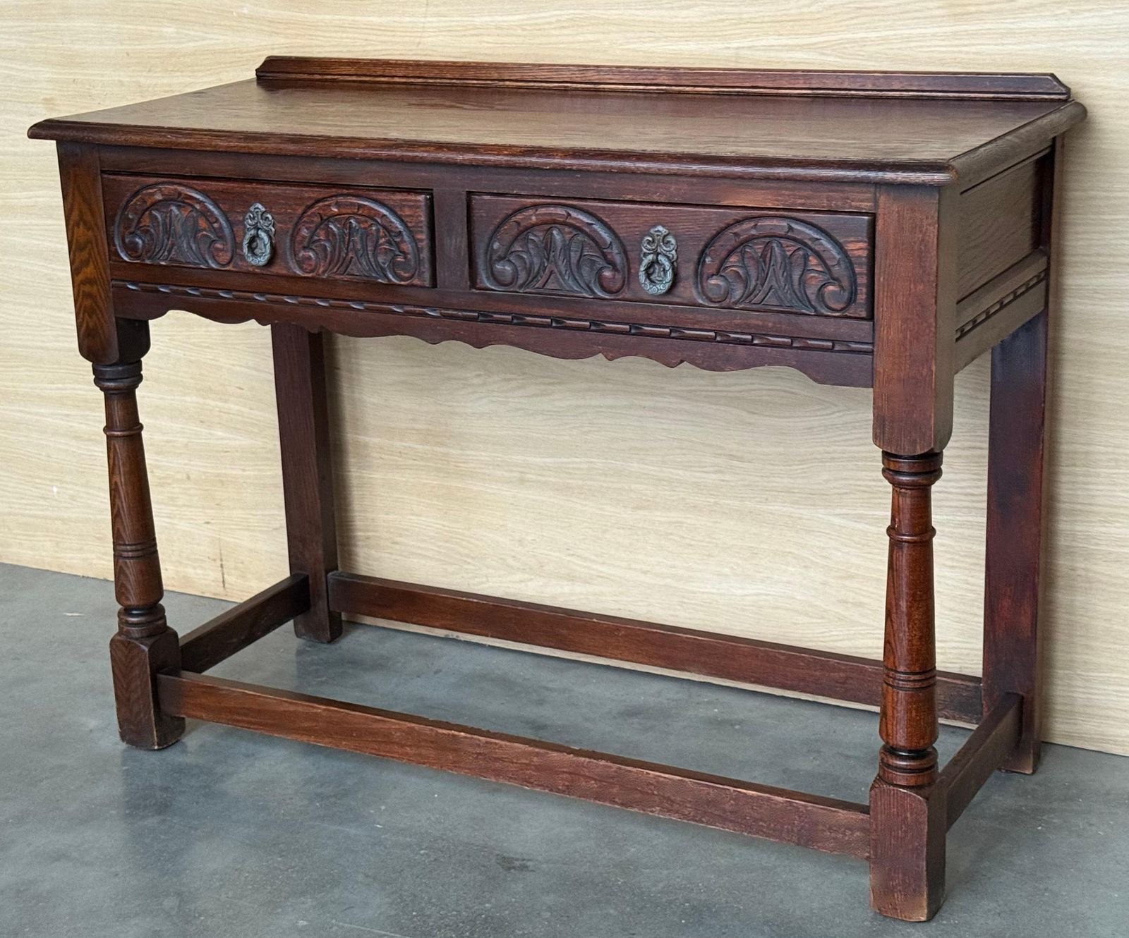 Table console ou table de canapé de style campagnard espagnol en noyer, avec tiroirs sculptés photo Mobilier