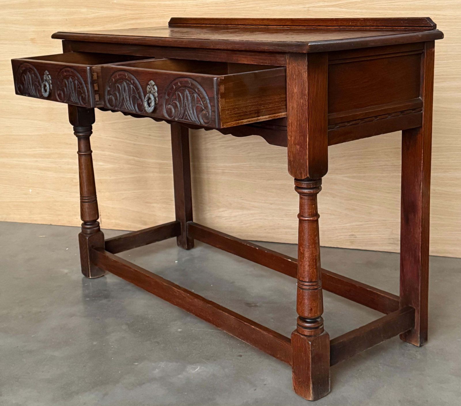 Table console ou table de canapé de style campagnard espagnol en noyer, avec tiroirs sculptés photo vinterior