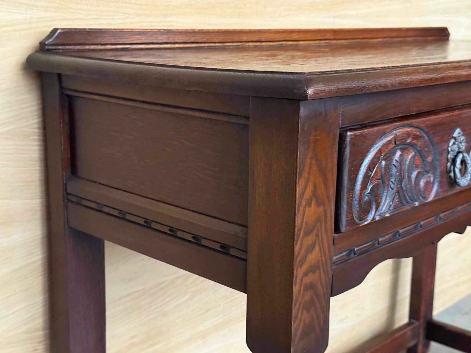 photo furniture Table console ou table de canapé de style campagnard espagnol en noyer, avec tiroirs sculptés