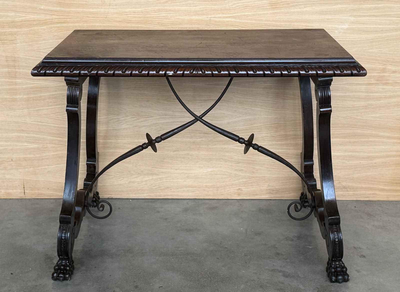 Table d'appoint ou de bureau baroque espagnole ébénisée, pieds en lyre, XIXe siècle photo Mobilier