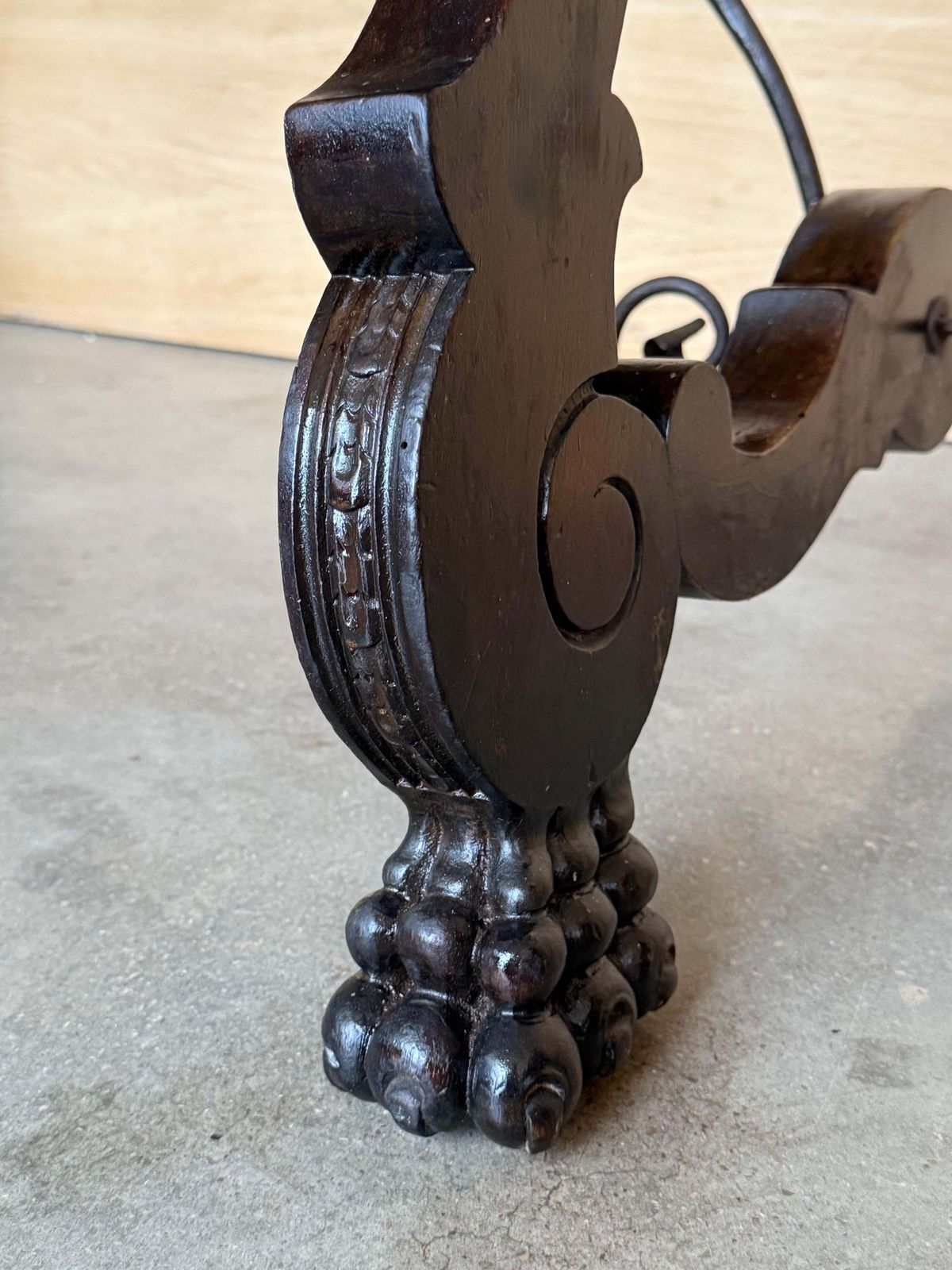photo buy Table d'appoint ou de bureau baroque espagnole ébénisée, pieds en lyre, XIXe siècle